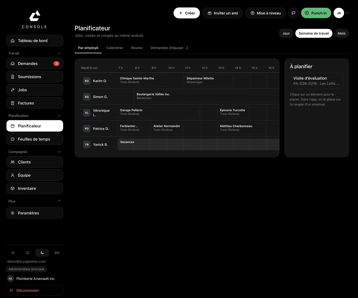 Écran Planificateur d'ORYX Console : une rangée par employé pour le mardi 6 octobre, l'axe des heures de 7 h à 16 h, des blocs portant le nom du client et sa ville, un bloc Vacances sur la rangée de Yanick B., les onglets Par employé, Calendrier, Routes et Demandes d'équipe, et la colonne À planifier à droite.