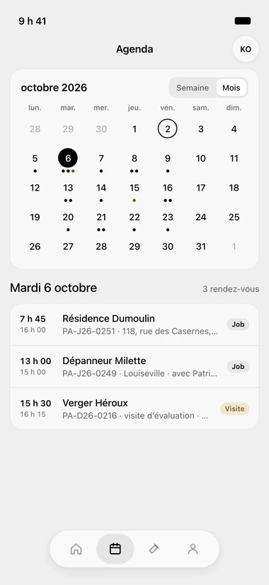 Écran Agenda de l'app ORYX Console : le calendrier du mois avec un point sous chaque jour occupé, et les rendez-vous de la journée choisie en dessous.